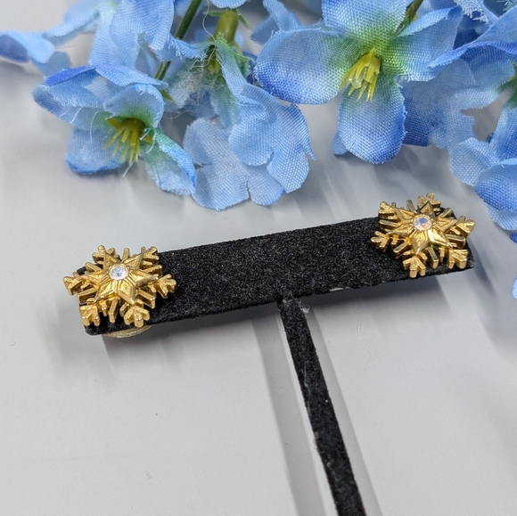 Gorgeous Snowflake Vintage Gold Plated Stud Earrings With Crystal Accents - Picture 3 of 6
